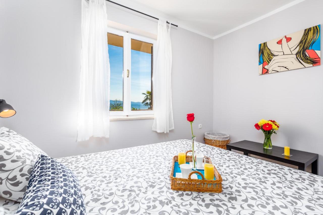 Apartments Alyss Laurana Esterno foto
